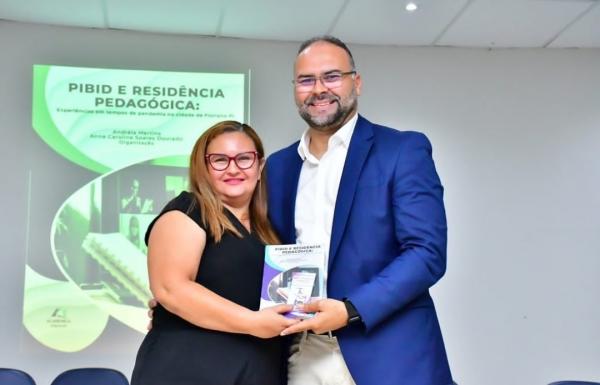 Vereador Joab Curvina participa do lançamento de livro produzido por alunos do PIBID da UFPI