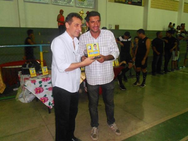 Prefeito Gilberto J&uacute;nior &eacute; homenageado na final da Ta&ccedil;a Cidade de Floriano.(Imagem:Secom)