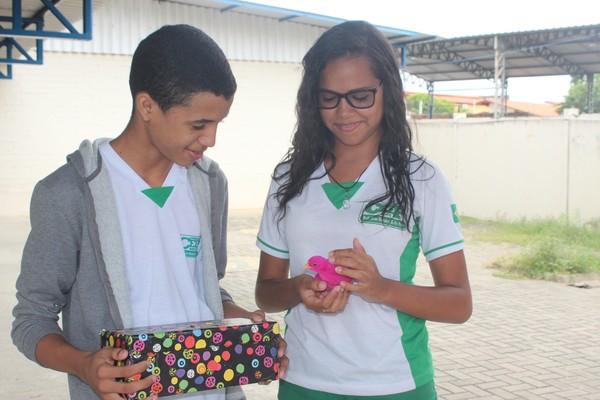 Alunos recebem pinto durante projeto em escola de Teresina.(Imagem:Gilcilene Ara&uacute;jo/G1 PI)
