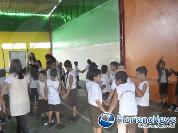 Professora Socorro Carvalho recepciona alunos da Escola Pequeno Pr&iacute;ncipe na volta &agrave;s aulas.(Imagem:FlorianoNews)