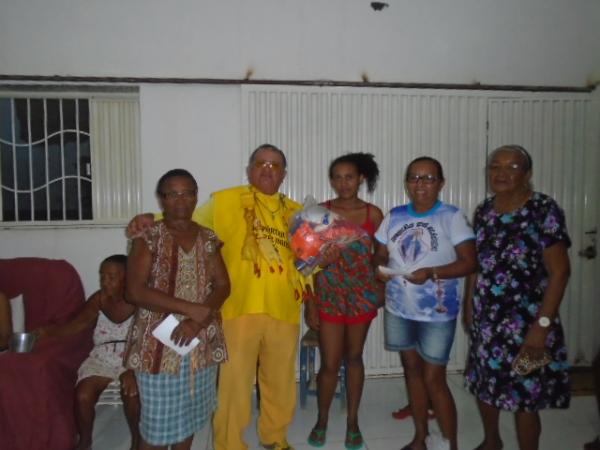 Fam&iacute;lias carentes recebem cestas b&aacute;sicas em Floriano.(Imagem:FlorianoNews)