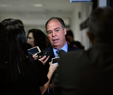 Novo líder no Senado é alvo de cinco inquéritos