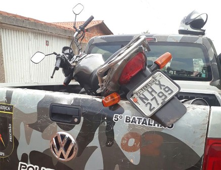 Dupla é presa com moto roubada e fazendo arrastão na Capital