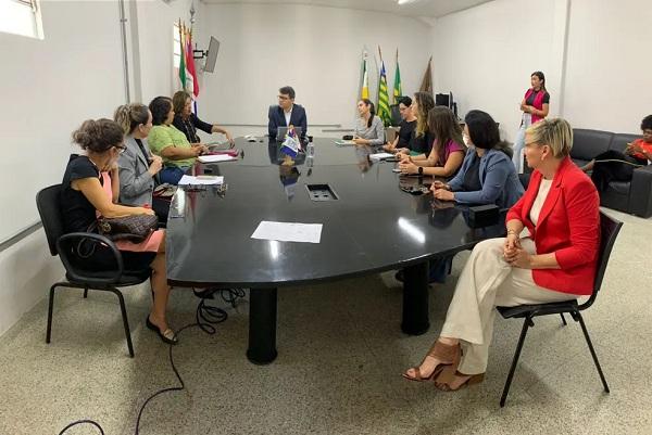  Reuni&atilde;o entre secret&aacute;rio estadual de seguran&ccedil;a, secret&aacute;ria estadual da mulher e delegadas da Pol&iacute;cia Civil do Piau&iacute;.(Imagem: Divulga&ccedil;&atilde;o/SSP-PI )