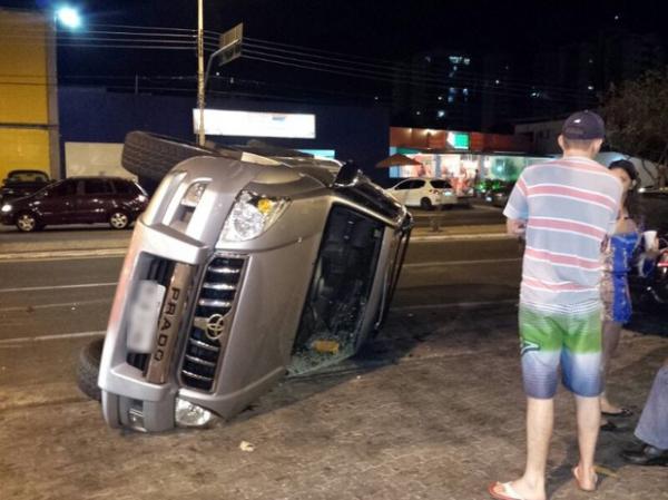 Carro capota após colisão e deixa uma pessoa ferida em Teresina