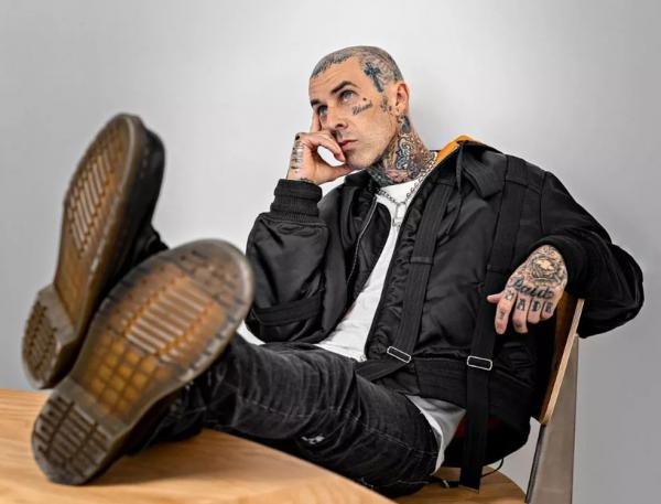 Travis Barker, baterista do Blink-182, foi hospitalizado nesta terça-feira (28), nos Estados Unidos. De acordo com o site TMZ, ele foi com a mulher, Kourtney Kardashian, a um hosp(Imagem:Reprodução)