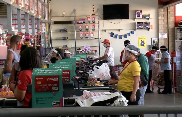 Fiscalização flagra cliente sem máscara e supermercado sem pias para lavar mãos em Floriano