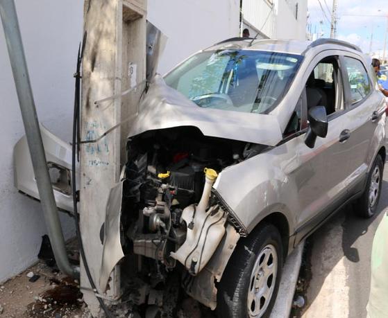 Carro bate em poste e quase atropela cadeirante em ponto de ônibus