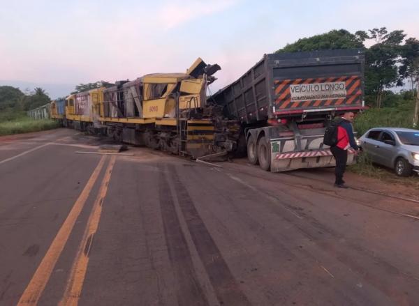 Motorista de caminhão que colidiu com trem e matou auxiliar de maquinista se apresenta à PRF