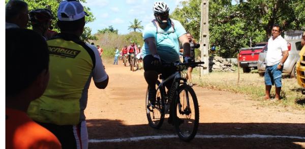 Assis recebe aplausos do p&uacute;blico ao completar 18km.(Imagem:Josiel Martins)