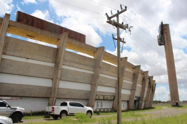 Às vésperas de clássico, fios de poste são roubados, e Albertão fica sem luz