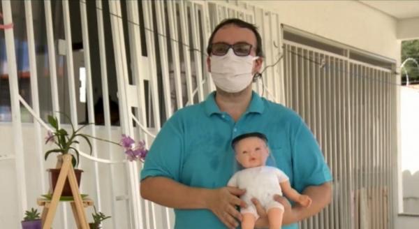 Professor Daniel Fortier desenvolveu face shield para beb&ecirc;s, em Floriano (PI).(Imagem: TV Clube)