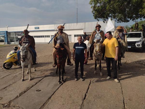 Tradi&ccedil;&atilde;o e f&eacute;: Vaqueiros celebram S&atilde;o Pedro de Alc&acirc;ntara em Floriano.(Imagem:FlorianoNews)