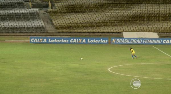 Pancada n&atilde;o teve chances para a goleira do Vit&oacute;ria-PE.(Imagem:Reprodu&ccedil;&atilde;o/TV Clube)
