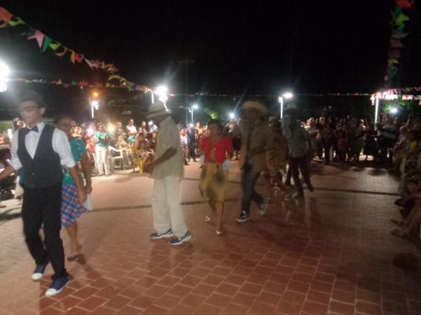 Casais encontristas da Par&oacute;quia S&atilde;o Jos&eacute; Oper&aacute;rio promovem festival junino.(Imagem:FlorianoNews)