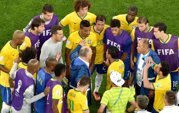 Felip&atilde;o re&uacute;ne os jogadores no gramado ap&oacute;s a derrota para a Alemanha.(Imagem:AP)