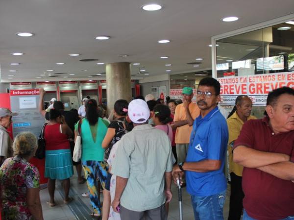 Longas filas e falta de atendimento marcam 1º dia da greve dos bancários