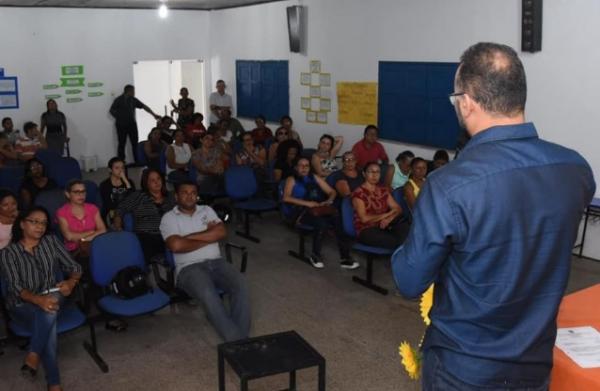 Prefeitura de Floriano apresenta ajuste salarial a professores e agentes pedagógicos