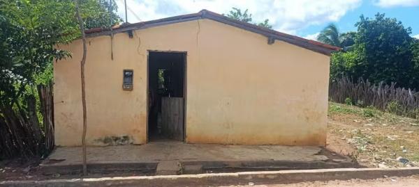 Mãe de bebê encontrado morto com pescoço quebrado e sinais de violência é solta pela Justiça