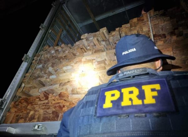 PRF apreende carga com 36 m³de madeira ilegal em Floriano