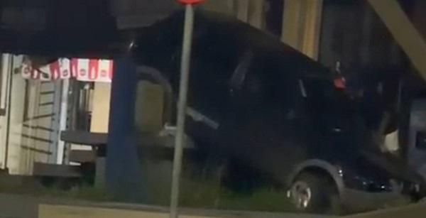 Motorista invade rotatória, derruba monumento e foge após acidente em Floriano