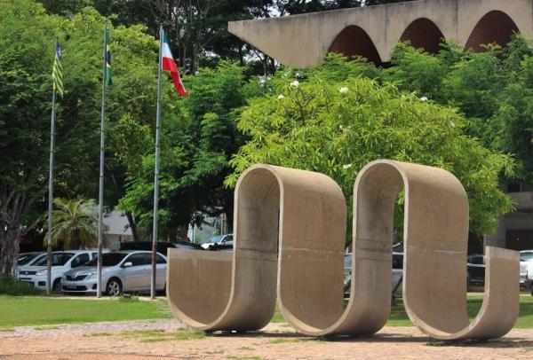 Deputados que faltarem às sessões em 2024 na Alepi terão salários cortados