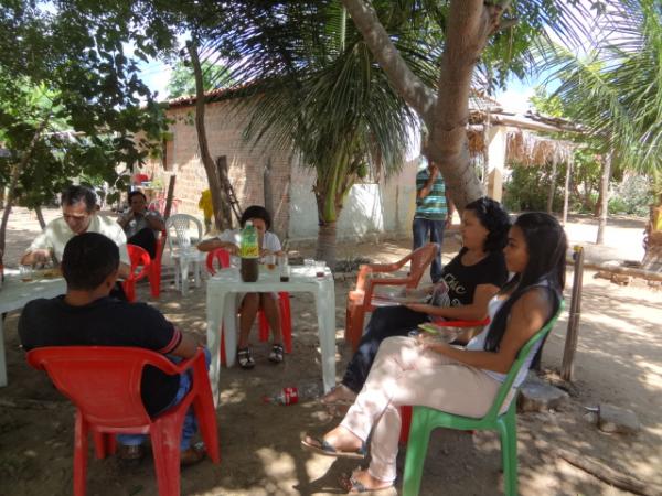Autoridades políticas participam de almoço na localidade Pequi.(Imagem:FlorianoNews)