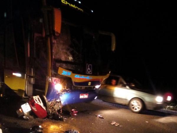 Duas mulheres morrem ao colidir moto em ônibus na saída de Teresina