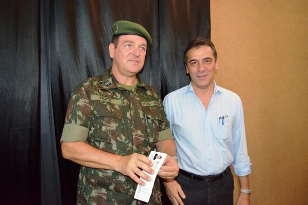 Prefeito Gilberto J&uacute;nior participa de solenidade da Junta Militar.(Imagem:Waldemir Miranda)