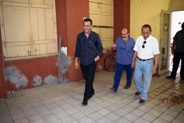 Gilberto J&uacute;nior busca recursos para restaurar pr&eacute;dio do Terminal Tur&iacute;stico de Floriano.(Imagem:Waldemir Miranda)