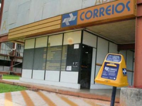 Com marreta e pé de cabra, homens arrombam cofre dos Correios em Amarante