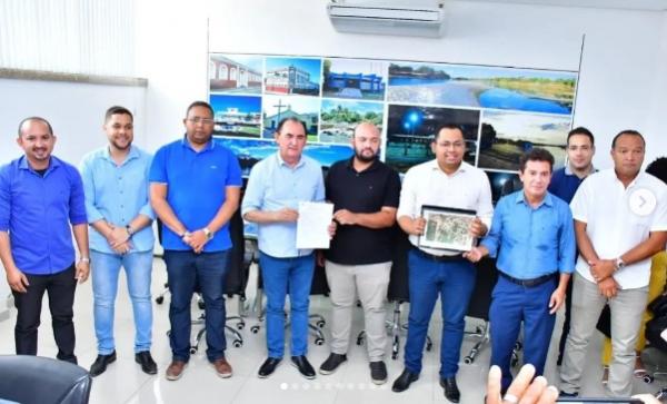 Vereadores testemunham assinatura da ordem de serviço para pavimentação de 25 ruas em Floriano