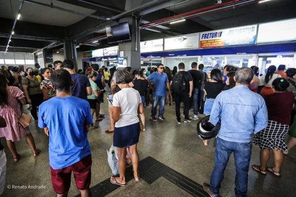 Eleitores aguardam até 3 horas na fila para garantir passe livre no transporte intermunicipal