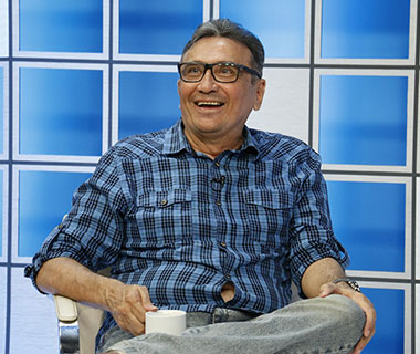 Ex-bancário vira "tio do café" e viraliza com memes nas redes sociais