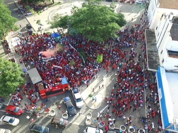 Imagem a&eacute;rea da manifesta&ccedil;&atilde;o em Teresina.(Imagem:Magno Bonfim/TV Clube)