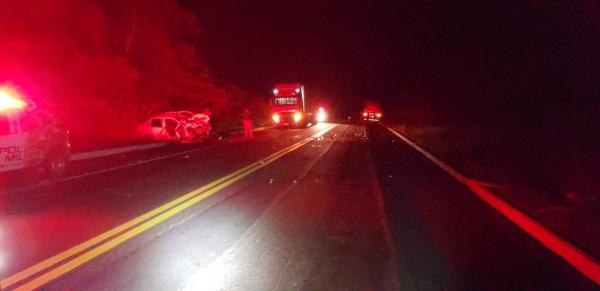 Homem morre e mulher fica gravemente ferida em acidente entre carro e carreta na BR-316, no PI