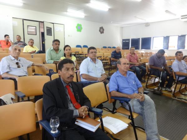 Reunião discutiu ocupações indevidas de espaços públicos em Floriano.(Imagem:FlorianoNews)