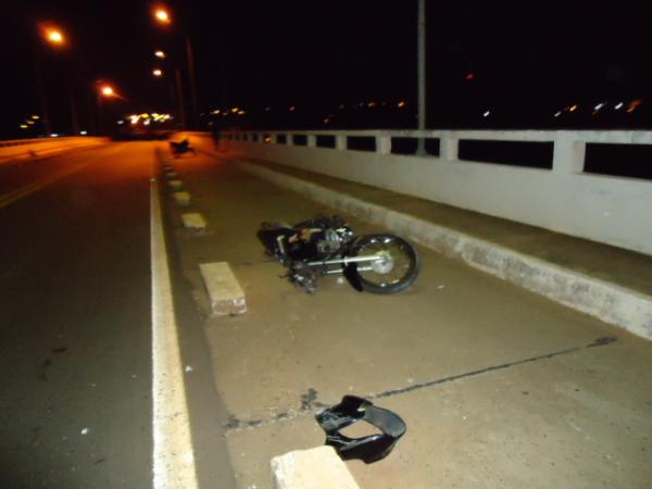 Acidente na ponte que liga Floriano &agrave; Bar&atilde;o de Graja&uacute;. (Imagem:FlorianoNews)