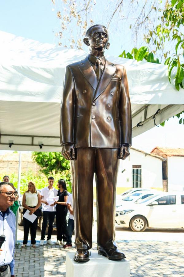 129 ANOS: Prefeitura de Floriano inaugura estátua em homenagem ao educador Dr. Manoel Sobral Neto(Imagem:Secom)