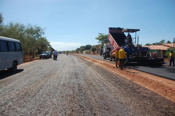 Secret&aacute;rio de Transportes visitou obra de asfaltamento da Avenida Beira Rio.(Imagem:Waldemir Miranda)