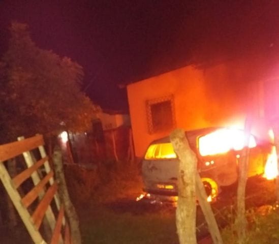 Moradores ateiam fogo em carro e casa de homem que matou vizinho