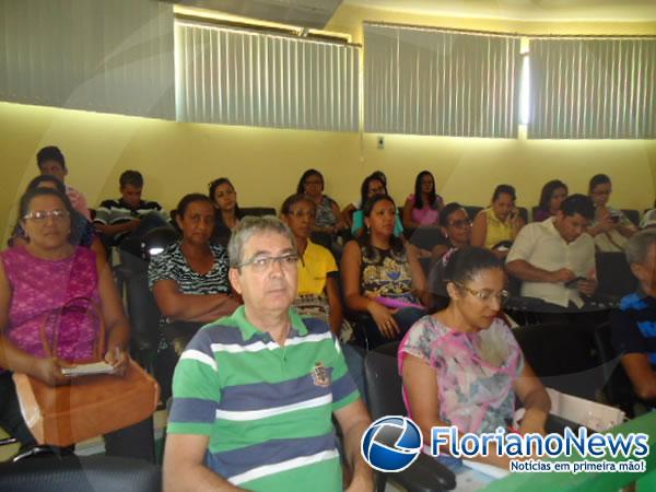 Trabalhadores em educa&ccedil;&atilde;o da rede municipal participam de assembleia geral.(Imagem:FlorianoNews)