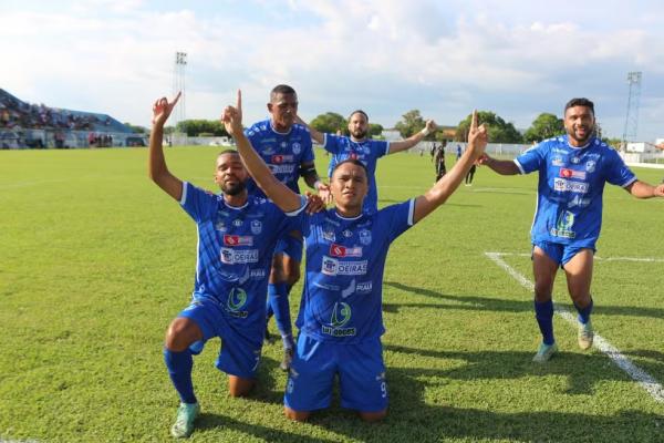 Oeirense x Corisabb&aacute; - Campeonato Piauiense 2024 - Luc&atilde;o (&agrave; frente) comemora gol.(Imagem:Thiago Reis / A.A.Oeirense)