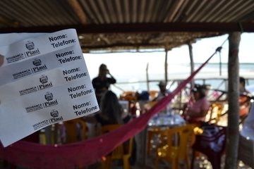Secretaria de Segurança distribui pulseiras de identificação para crianças na praia