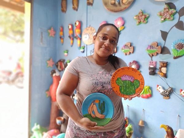 Mulheres que brilham: pedagoga deixa sala de aula para colorir artesanato no Poti Velho