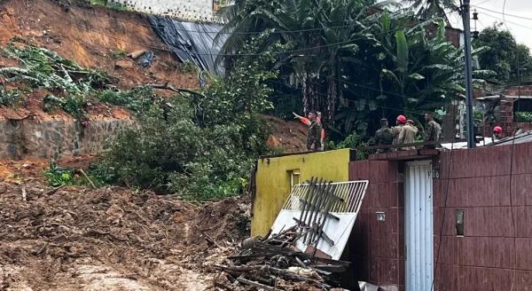  Buscas por desaparecidos s&atilde;o feitas em Jardim Monte Verde.(Imagem:Mhatteus Sampaio/TV Globo )