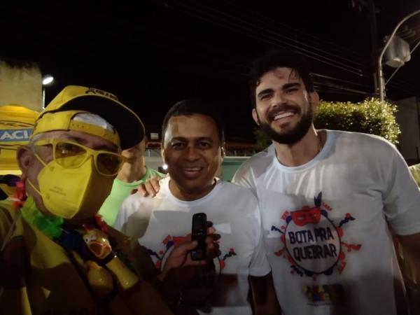 Deputado Francisco Costa curte sábado de carnaval em Floriano