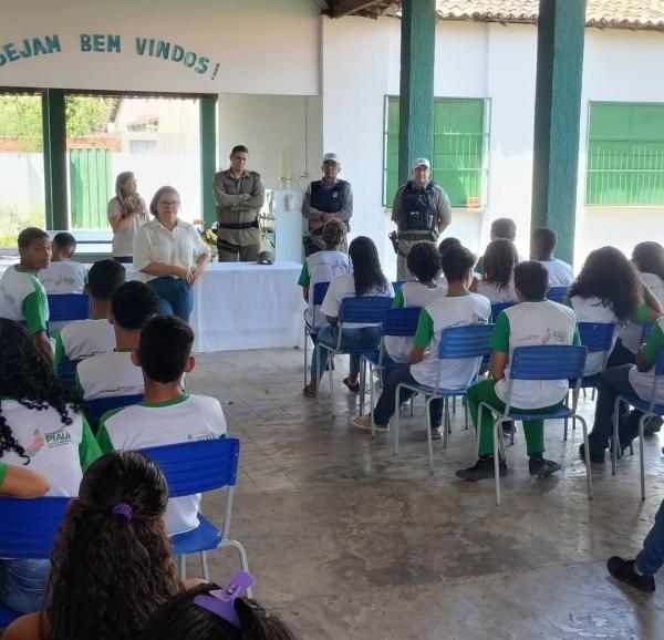 Equipe de Trânsito do 3º BPM realiza palestra educativa sobre violência e uso de entorpecentes