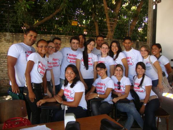 Estudantes de enfermagem que realizaram trabalho de pequisa sobre Hipertens&atilde;o no posto da Funasa(Imagem:Amarelinho)