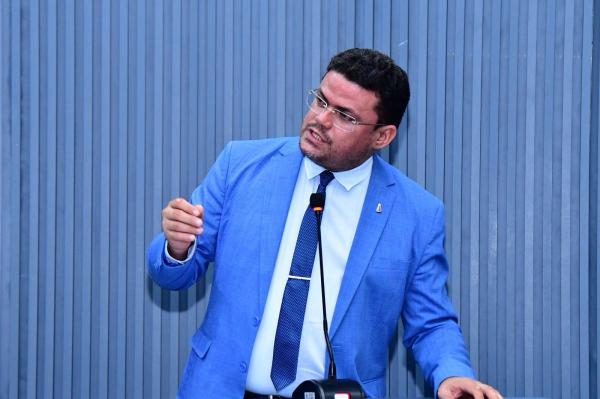 Vereador João Neto Gomes propõe energia solar para prédios públicos e defende redução da COSIP